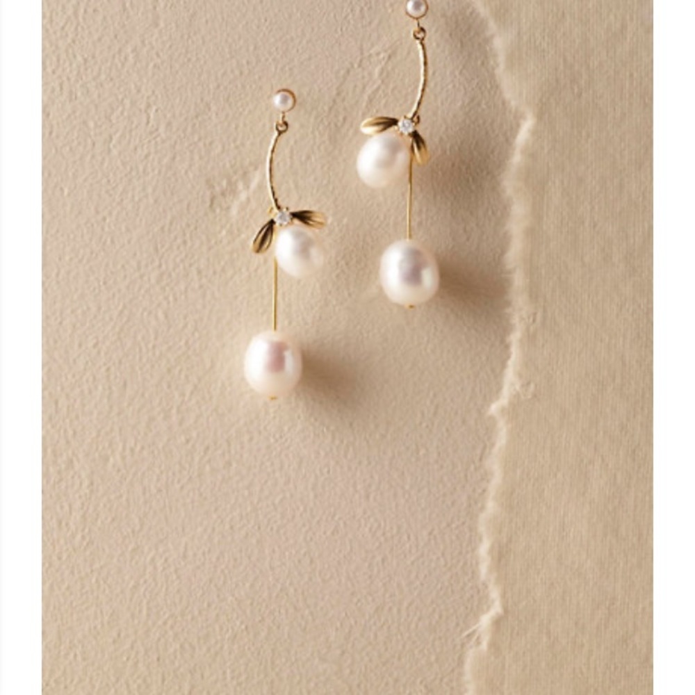 BHLDN Anthropologie pearl blooms bridal earrings.